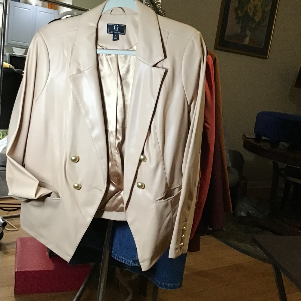 G by Giuliana Cream Faux Blazer with Notched Lapels and Structured Shoulders - Picture 2 of 4